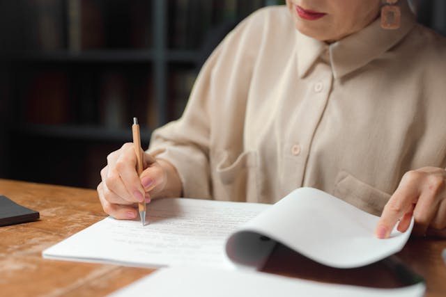 Une assistante qui relis et corrige des documents