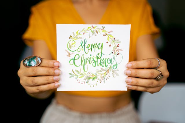Une salariée qui montre une carte de voeux de noël