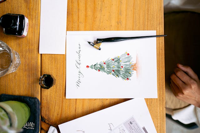 Un salarié qui Rédige une carte de voeux de noël à son patron
