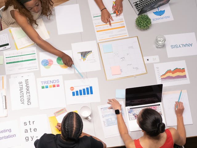 Une équipe de travail qui utilisent des documents personnalisés prêts à l'emplois