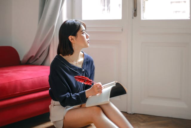 Une personne qui cherche de l'inspiration et de l'aide pour créer un document spécifique
